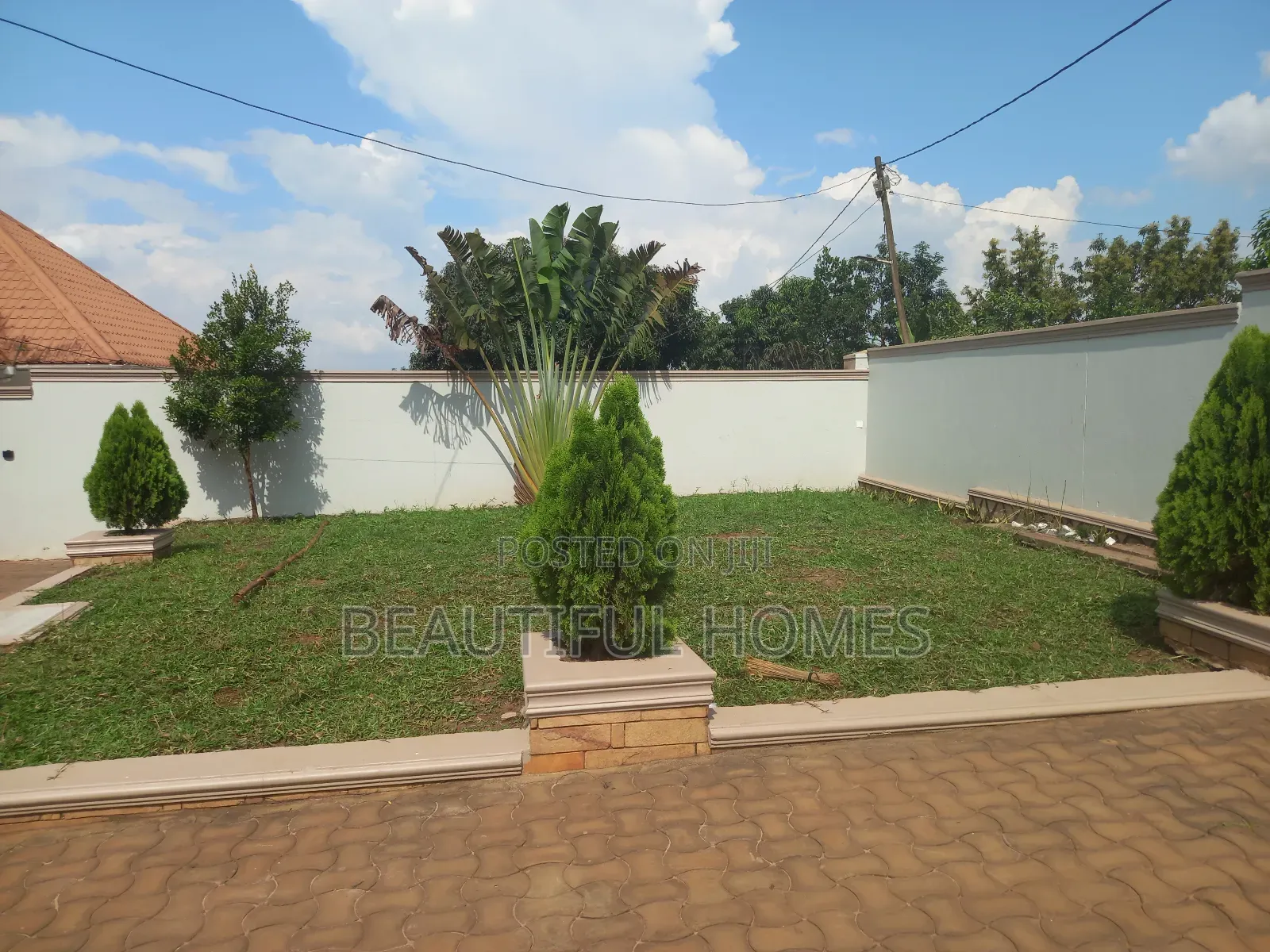 Furnished 4bdrm Villa in Kira for sale