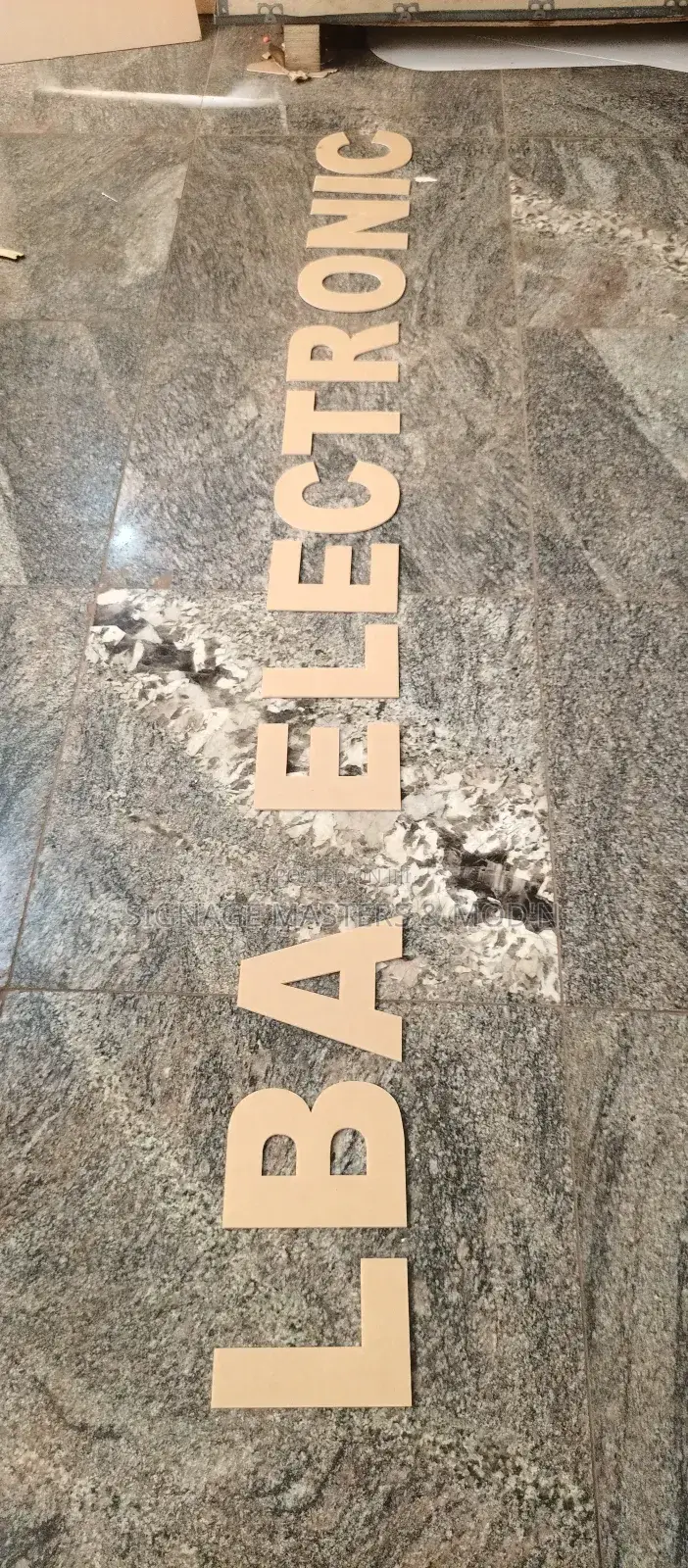 3D and 2D Electronics Sign