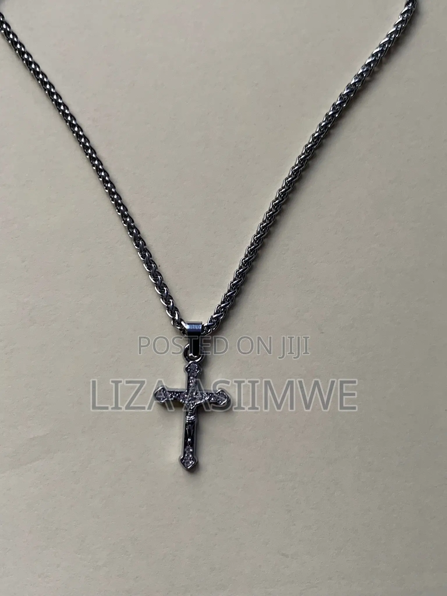 Essential Necklaces With a Crucifix Pendant