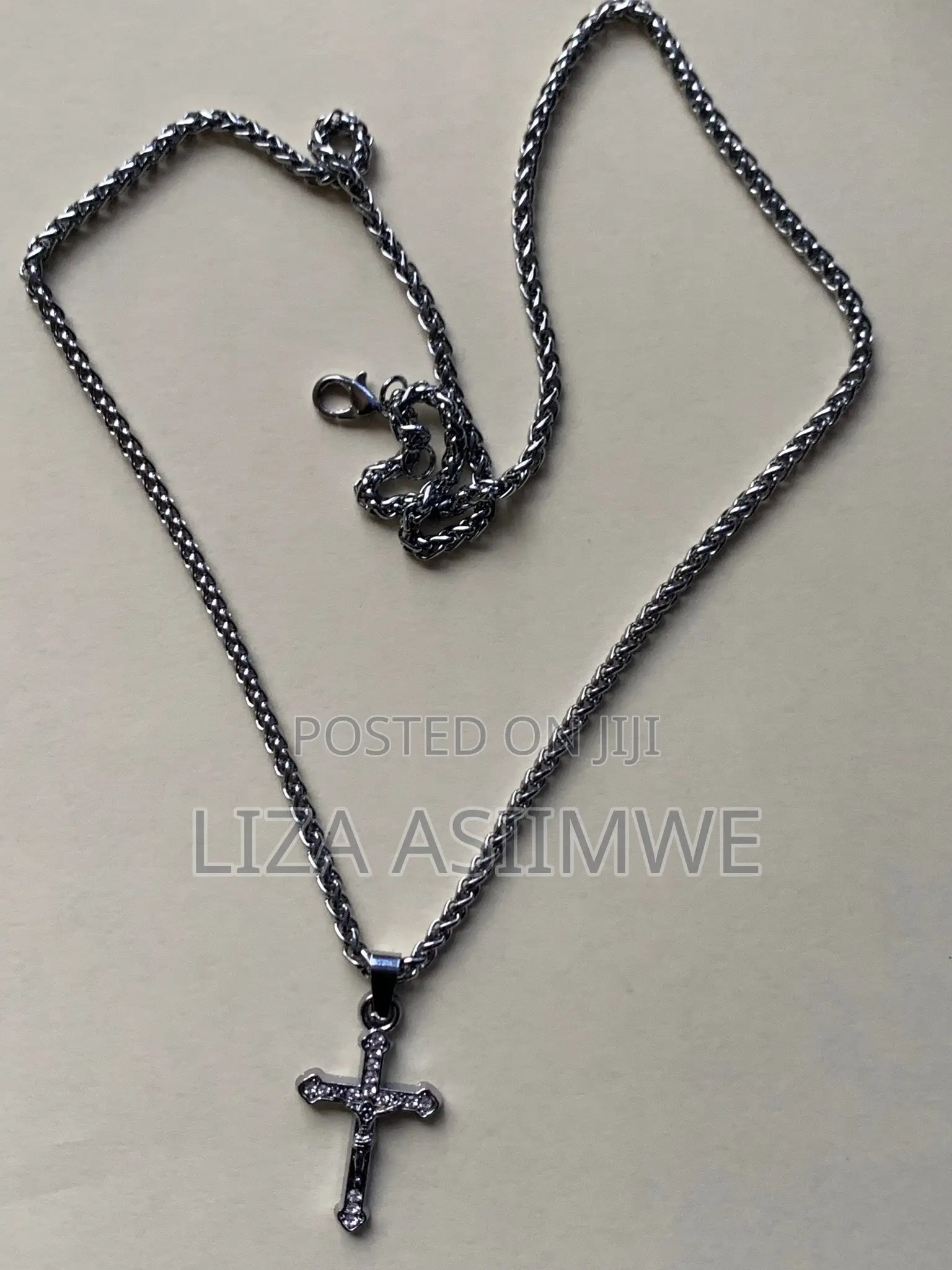 Essential Necklaces With a Crucifix Pendant