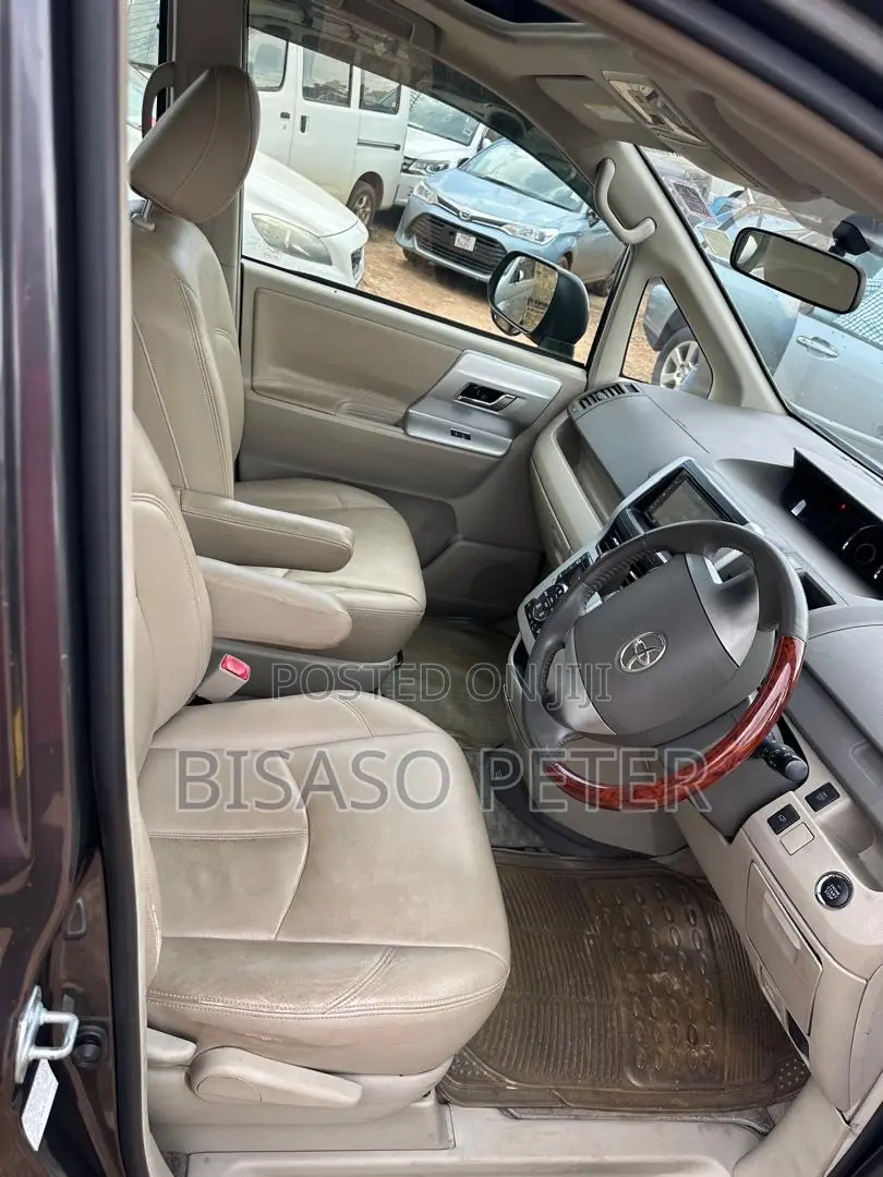 Toyota Noah 2.0 143hp AWD (8 Seater) 2011 Gray