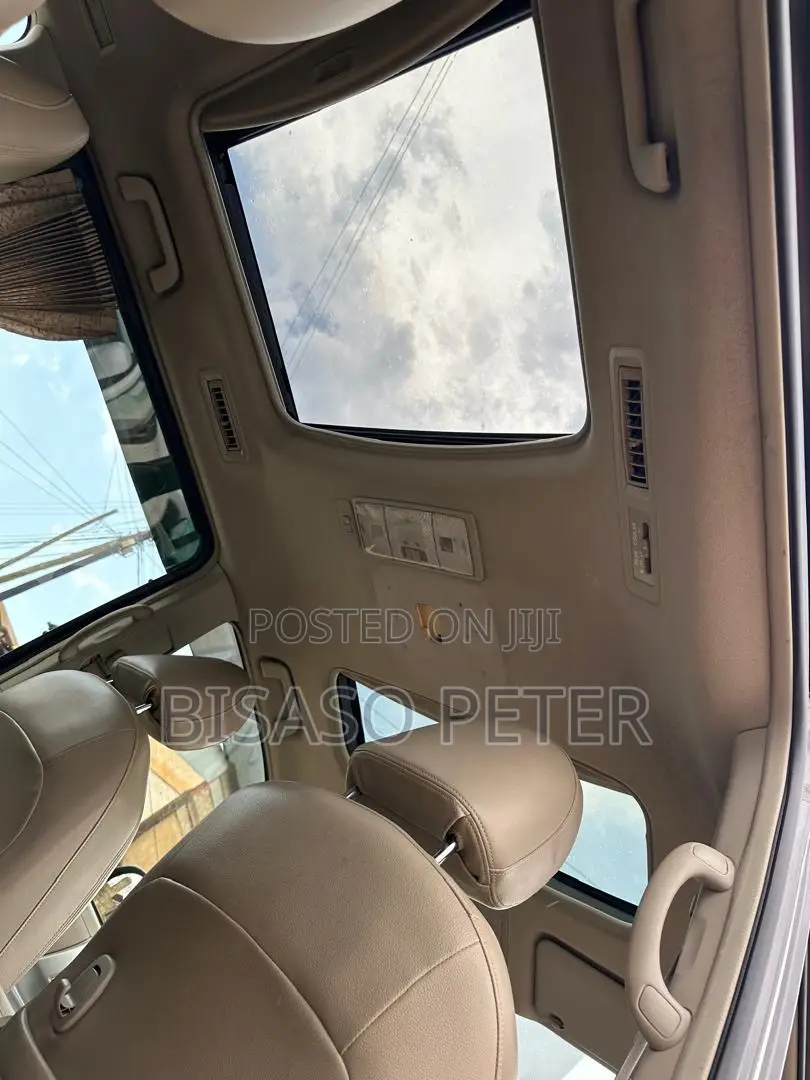Toyota Noah 2.0 143hp AWD (8 Seater) 2011 Gray