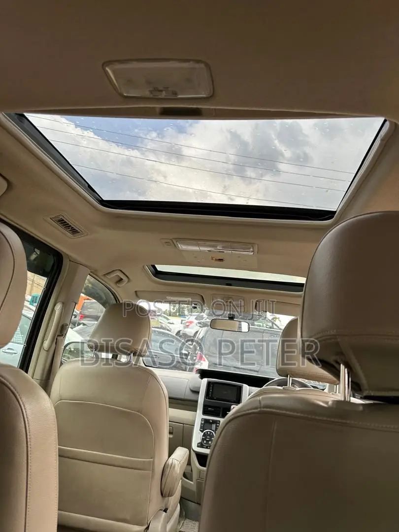 Toyota Noah 2.0 143hp AWD (8 Seater) 2011 Gray