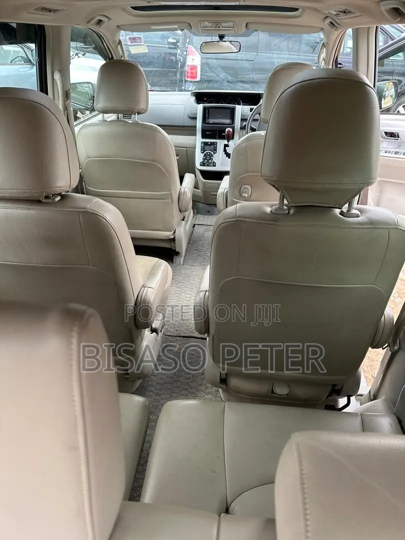 Toyota Noah 2.0 143hp AWD (8 Seater) 2011 Gray