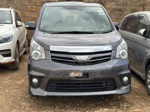 Toyota Noah 2.0 143hp AWD (8 Seater) 2011 Gray
