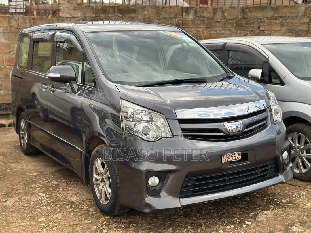 Toyota Noah 2.0 143hp AWD (8 Seater) 2011 Gray