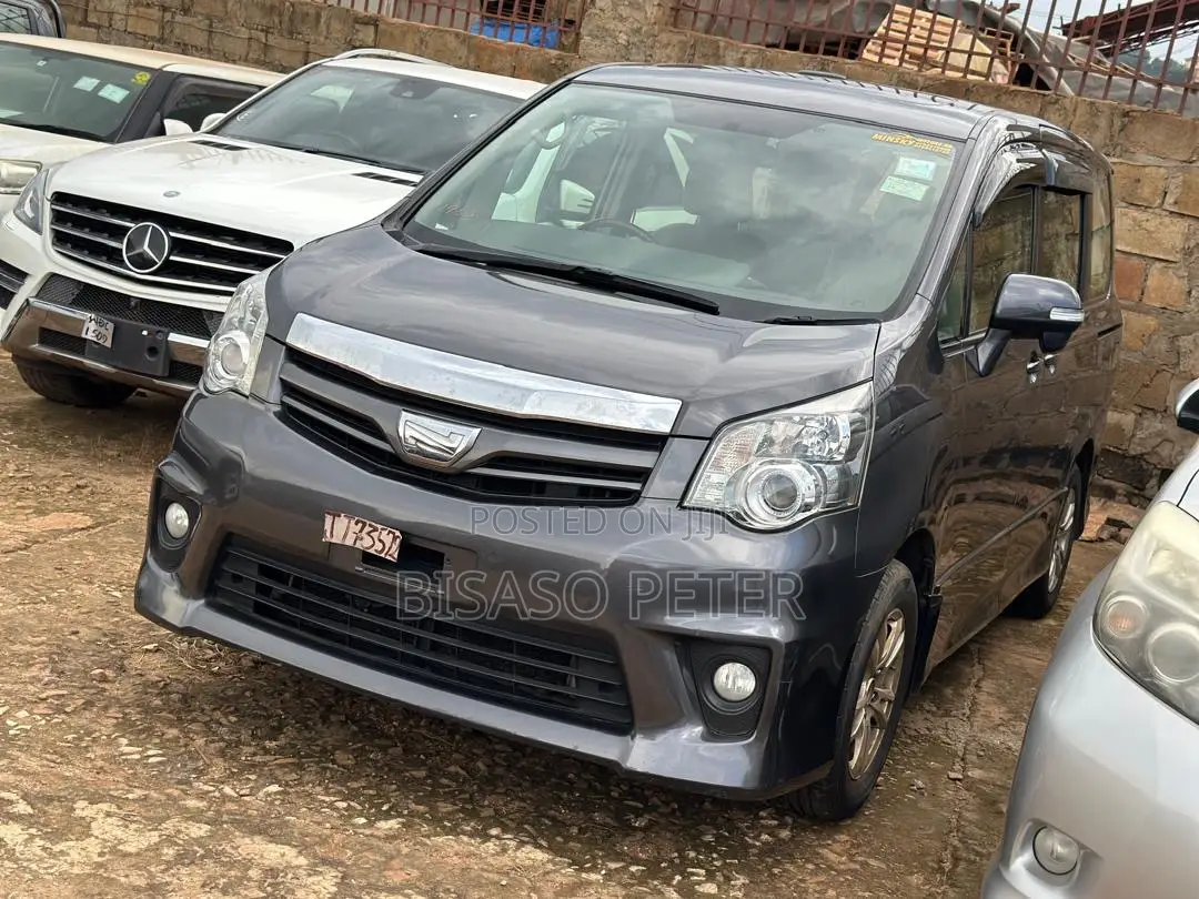 Toyota Noah 2.0 143hp AWD (8 Seater) 2011 Gray