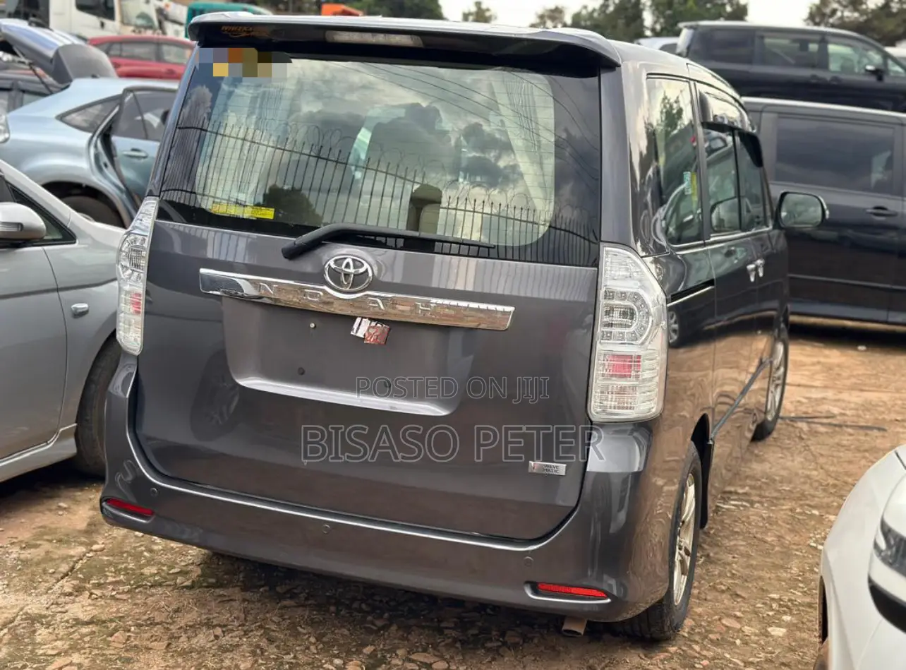 Toyota Noah 2.0 143hp AWD (8 Seater) 2011 Gray