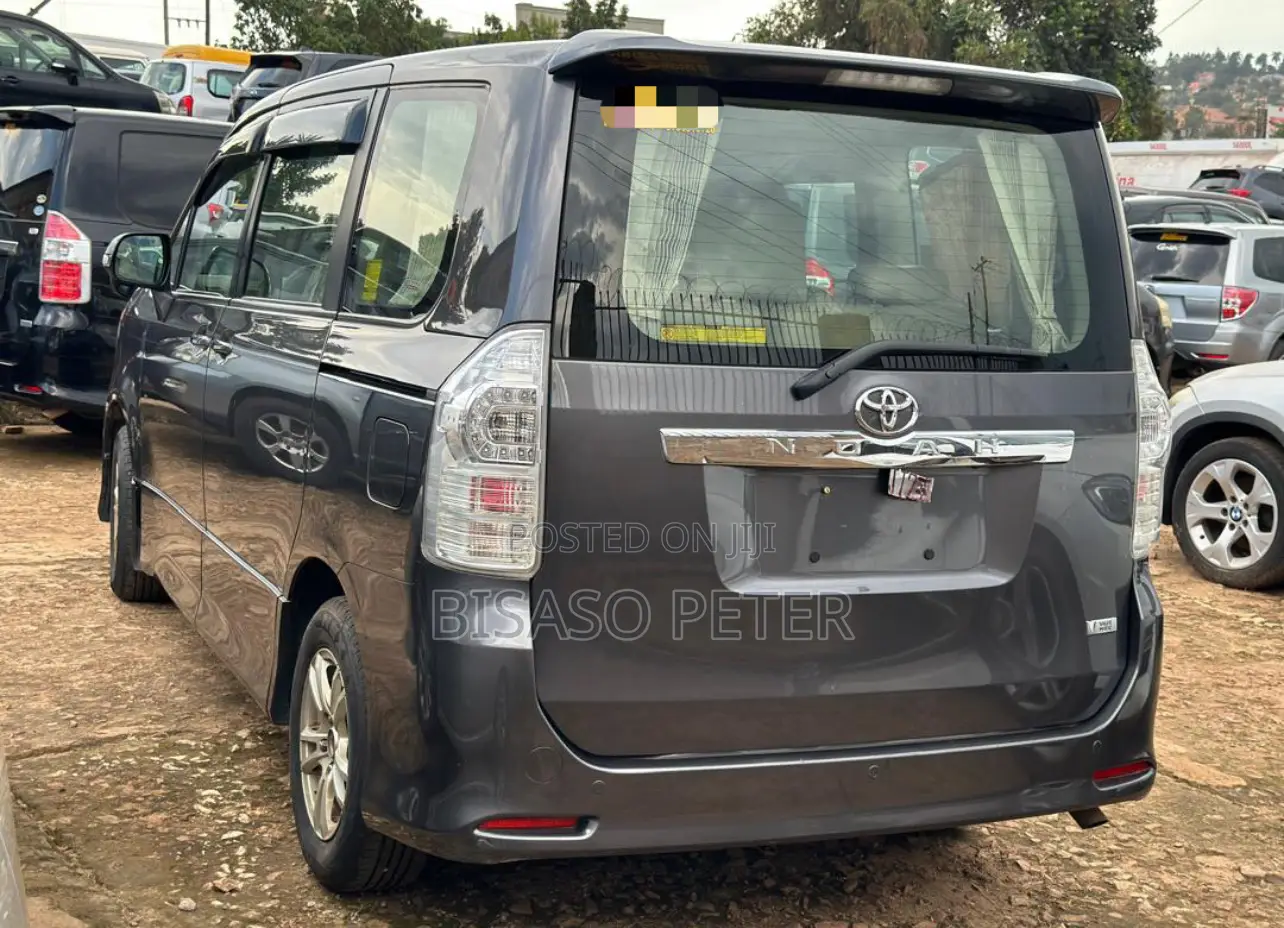 Toyota Noah 2.0 143hp AWD (8 Seater) 2011 Gray