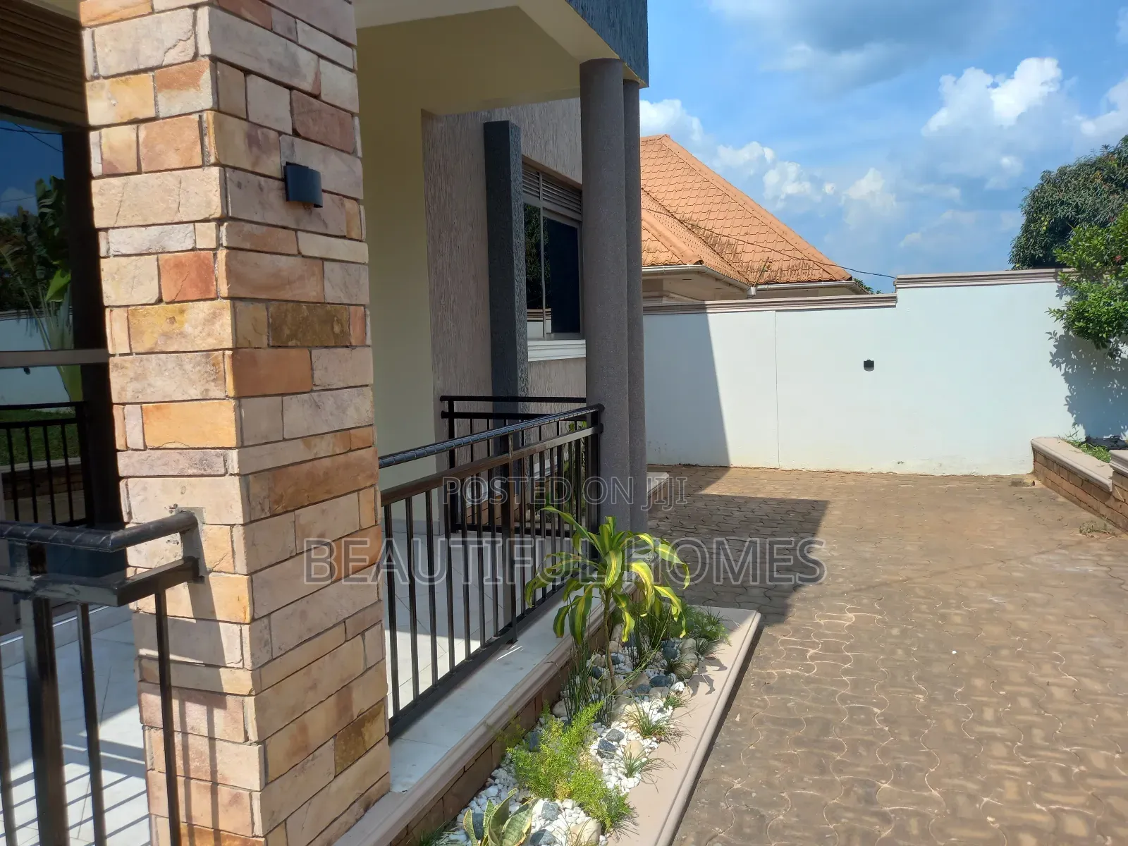 Furnished 4bdrm Bungalow in Kira for sale