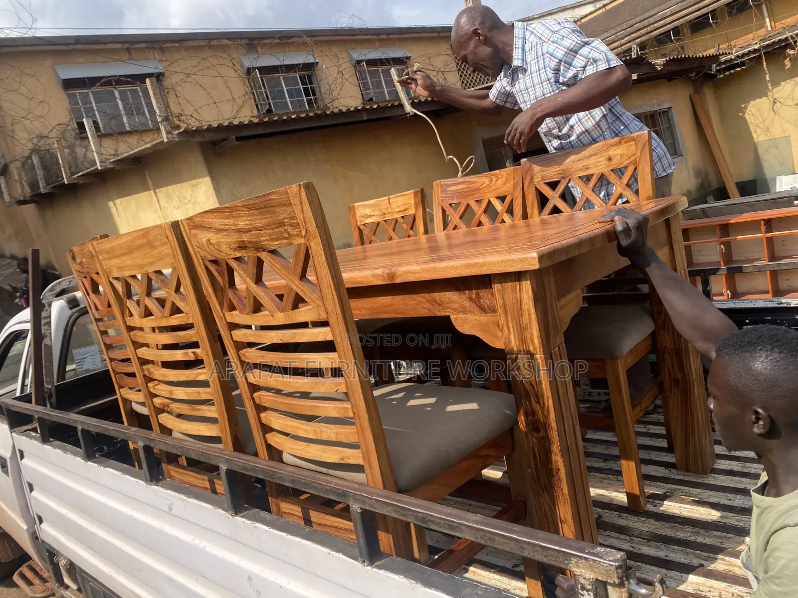 Mugavu Dining Set