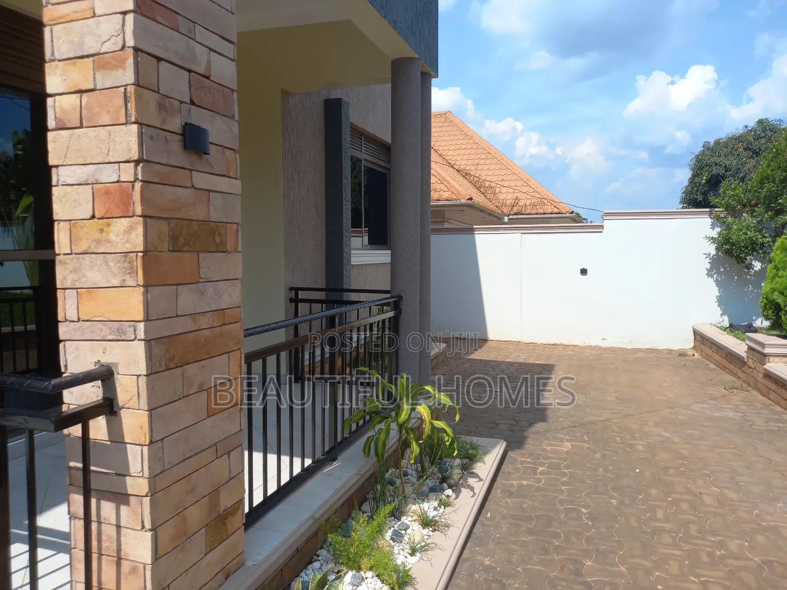 Furnished 4bdrm Bungalow in Kira for sale