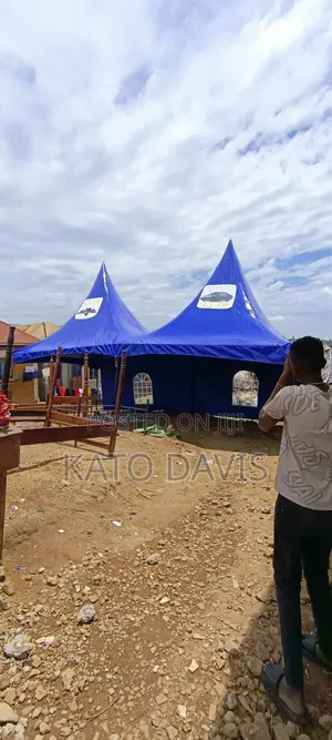 100 Seater Tent Blue