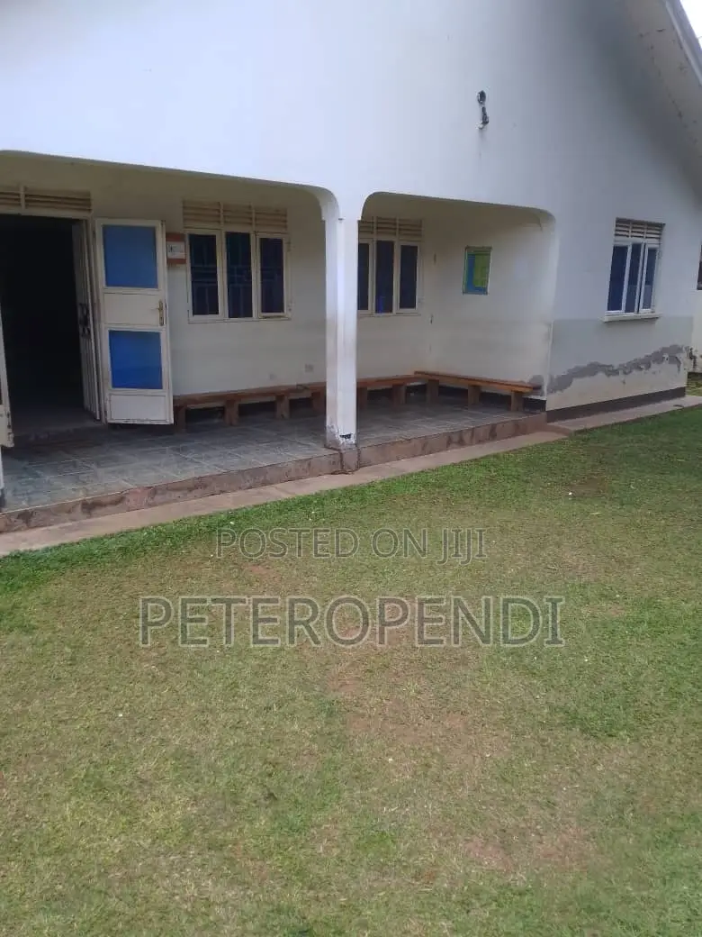 7bdrm House in Near Customs Corner, Gulu for sale