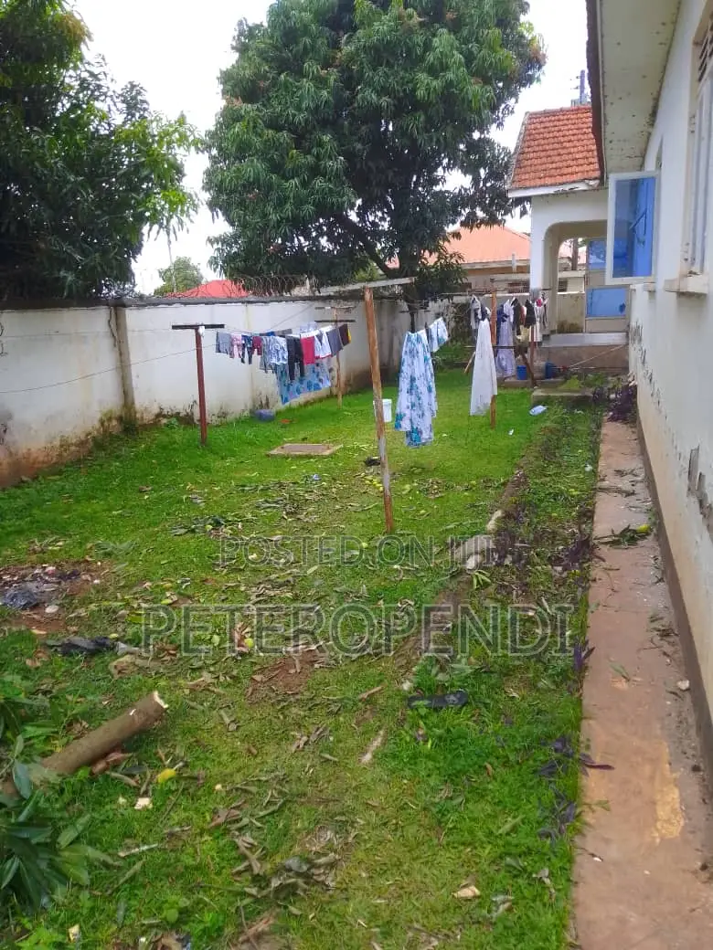 7bdrm House in Near Customs Corner, Gulu for sale