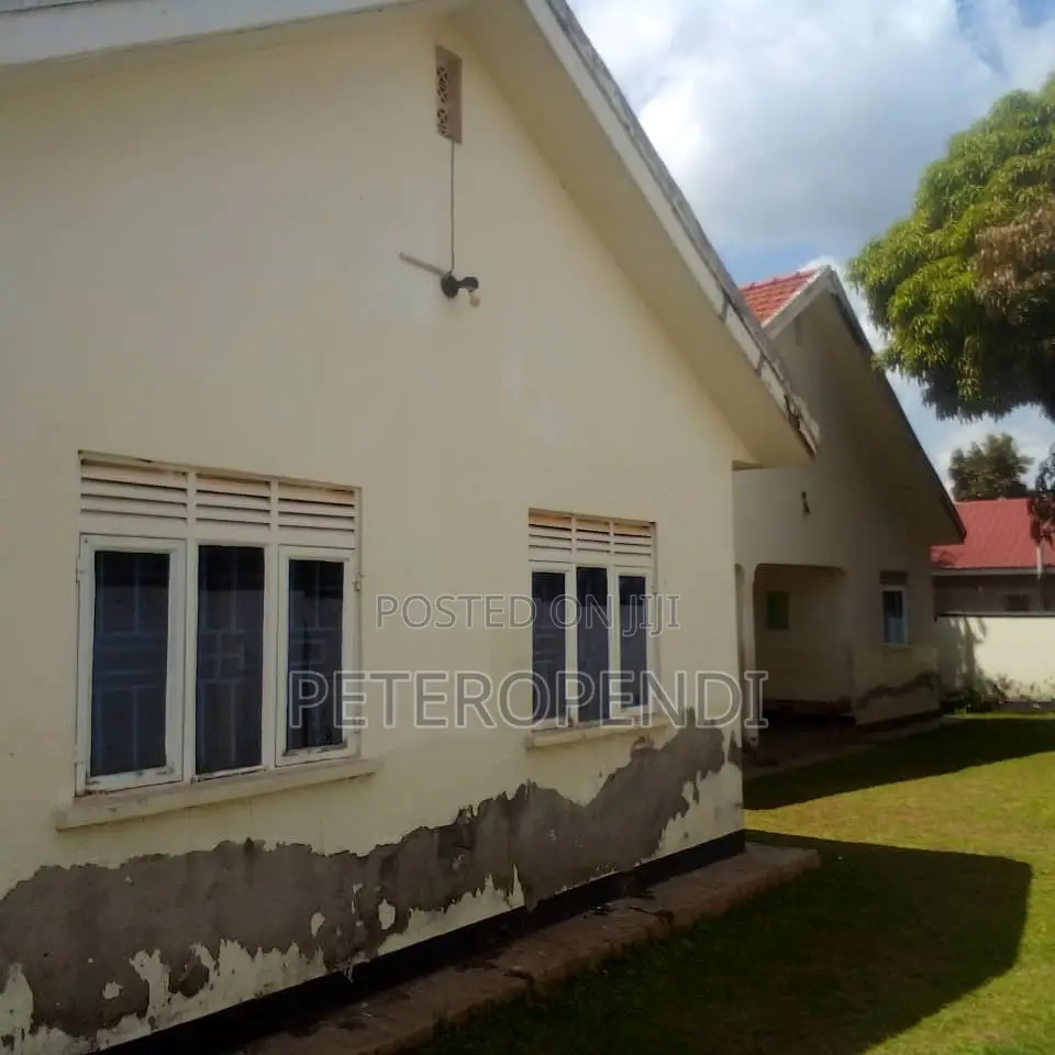 7bdrm House in Near Customs Corner, Gulu for sale