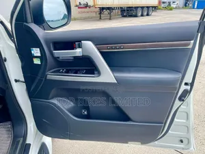 Toyota Land Cruiser 4.6 V8 ZX 2018 White