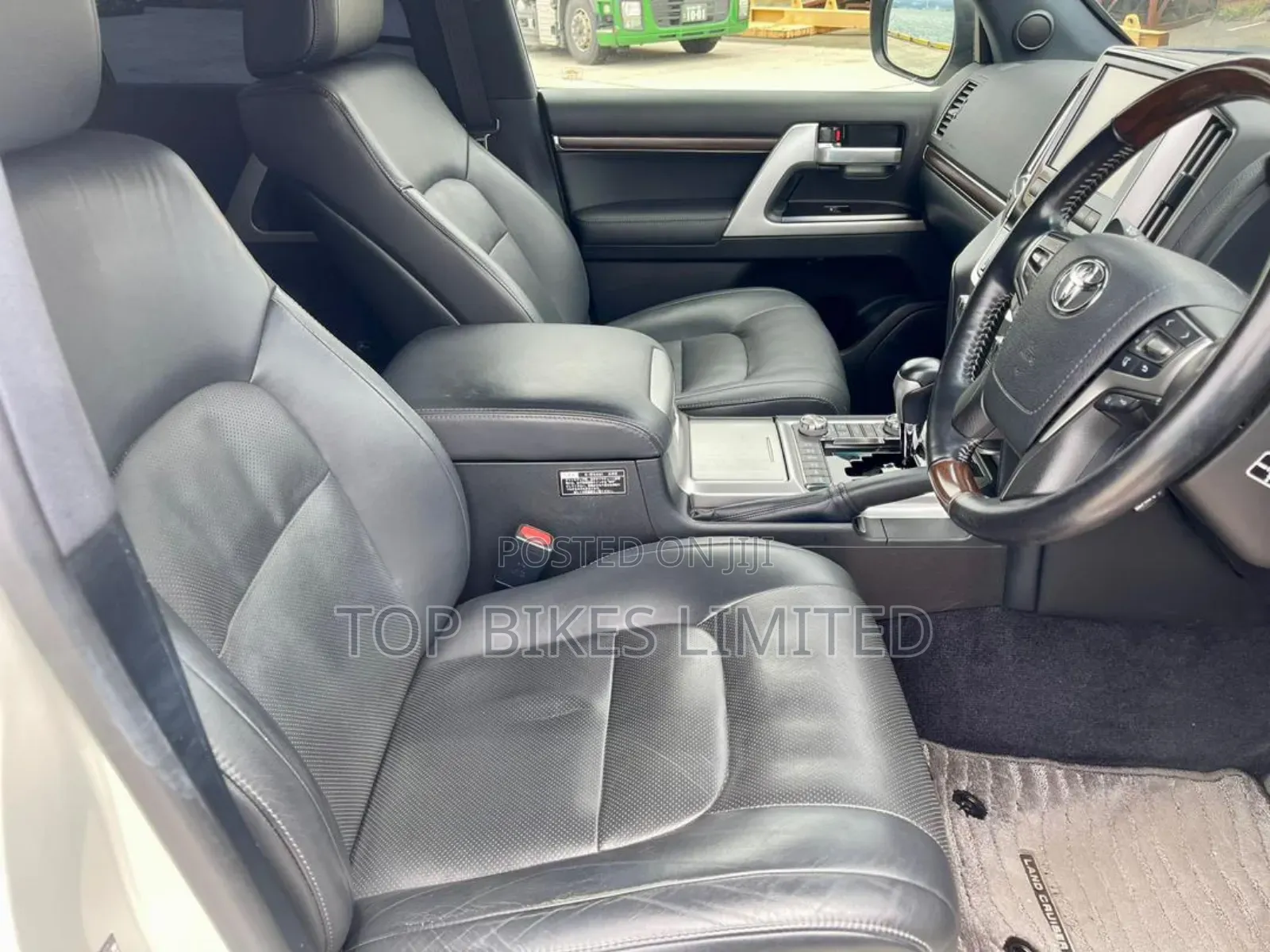Toyota Land Cruiser 4.6 V8 ZX 2018 White