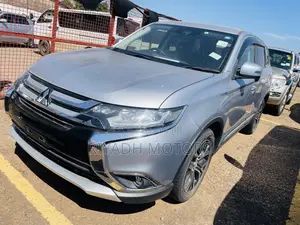 Photo - Mitsubishi Outlander 2017 Silver