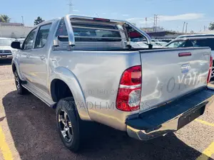 Toyota Hilux SR 4x4 2014 Silver