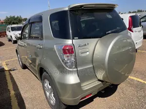 Toyota Rush 1.5 AWD 2011 Gold