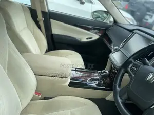 Toyota Crown 2015 Gold