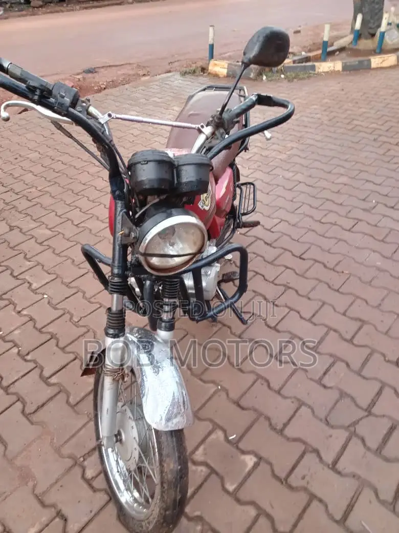 Bajaj Boxer 125 2021 Red