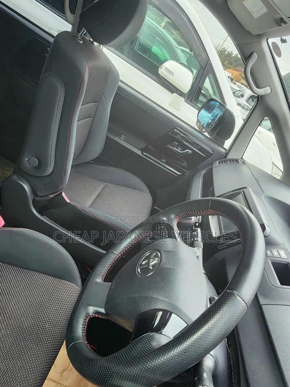 Toyota Noah 2.0 158hp FWD (8 Seater) 2011 White