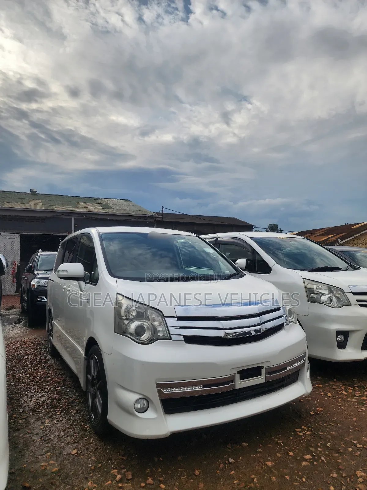 Toyota Noah 2.0 158hp FWD (8 Seater) 2011 White