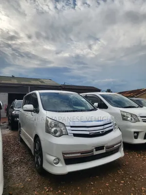 Toyota Noah 2.0 158hp FWD (8 Seater) 2011 White