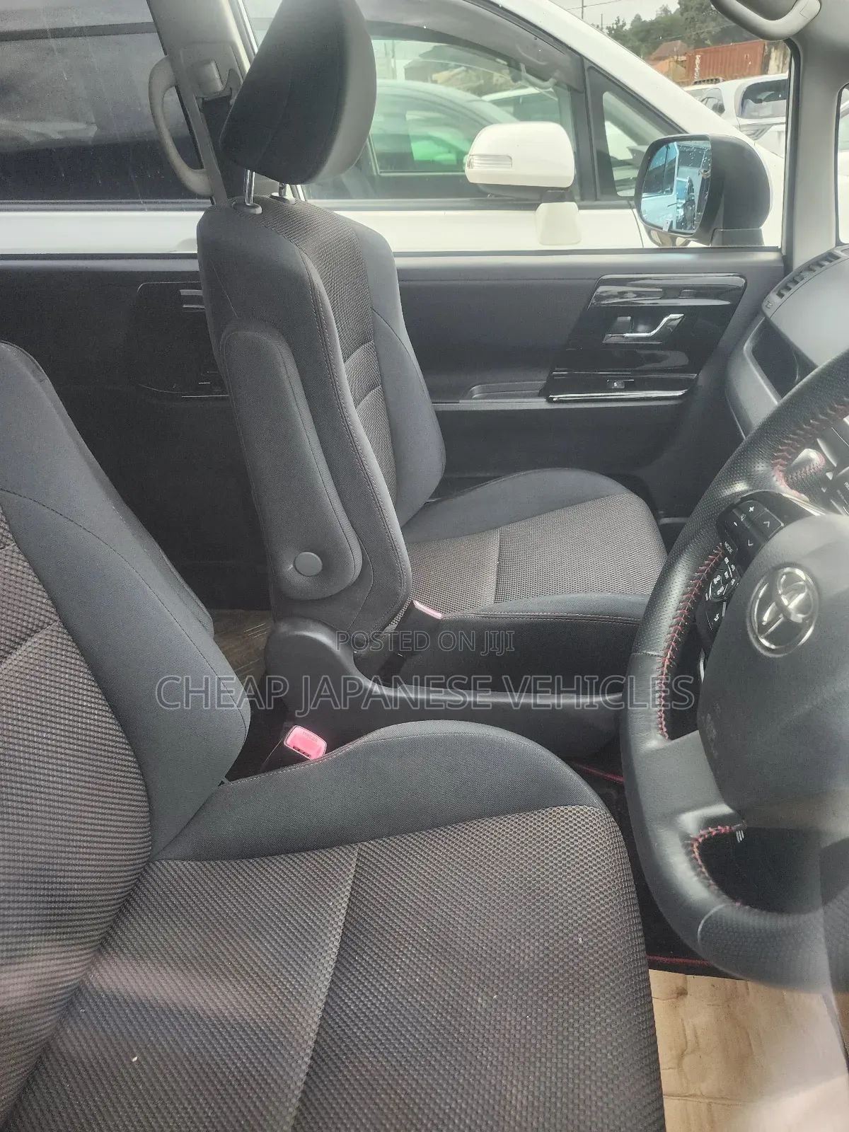 Toyota Noah 2.0 158hp FWD (8 Seater) 2011 White