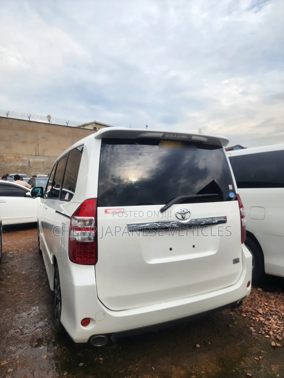 Toyota Noah 2.0 158hp FWD (8 Seater) 2011 White