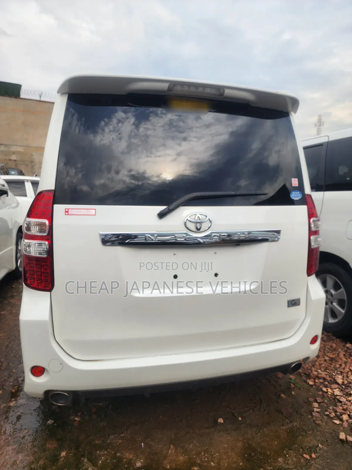 Toyota Noah 2.0 158hp FWD (8 Seater) 2011 White