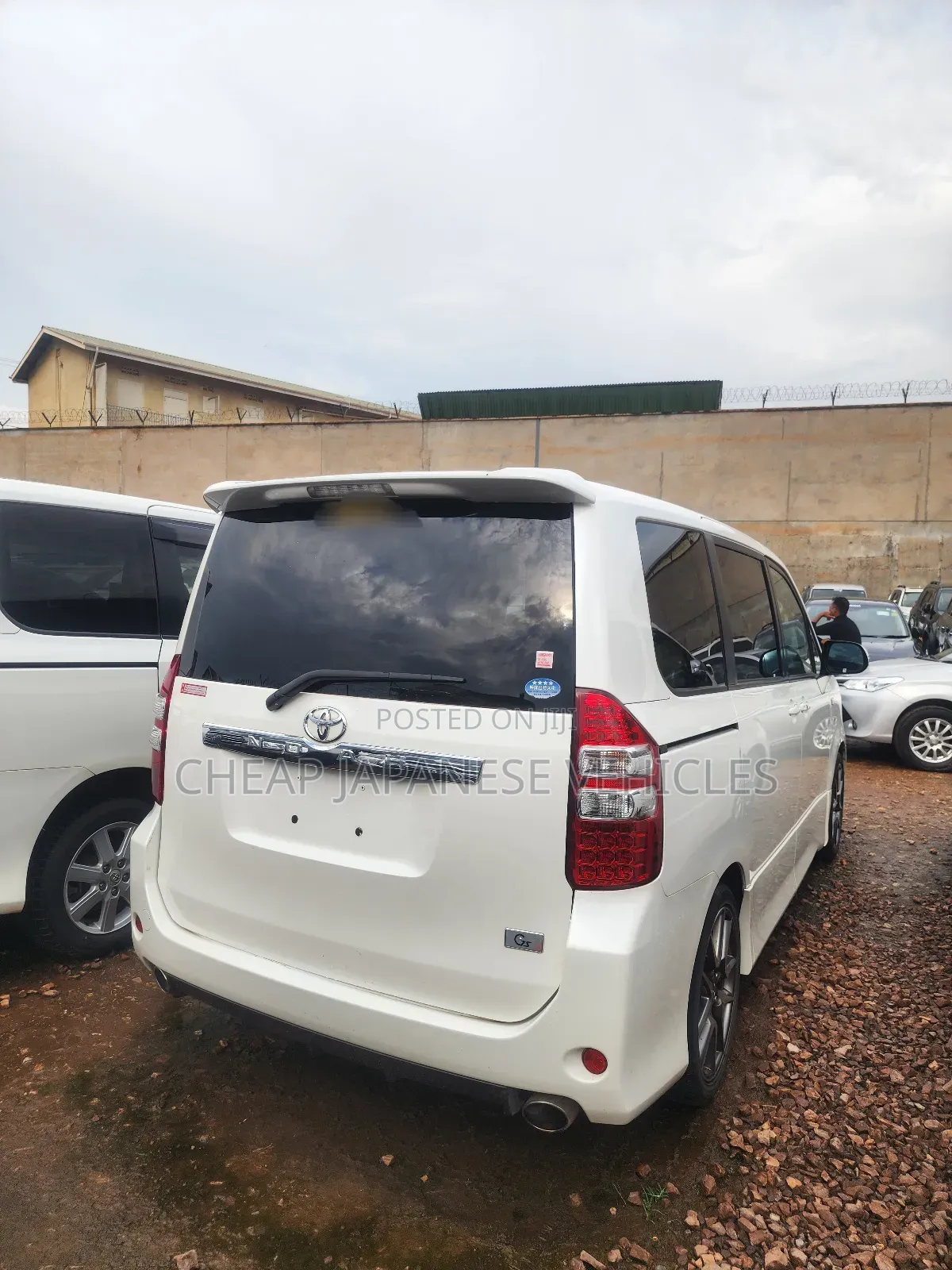 Toyota Noah 2.0 158hp FWD (8 Seater) 2011 White