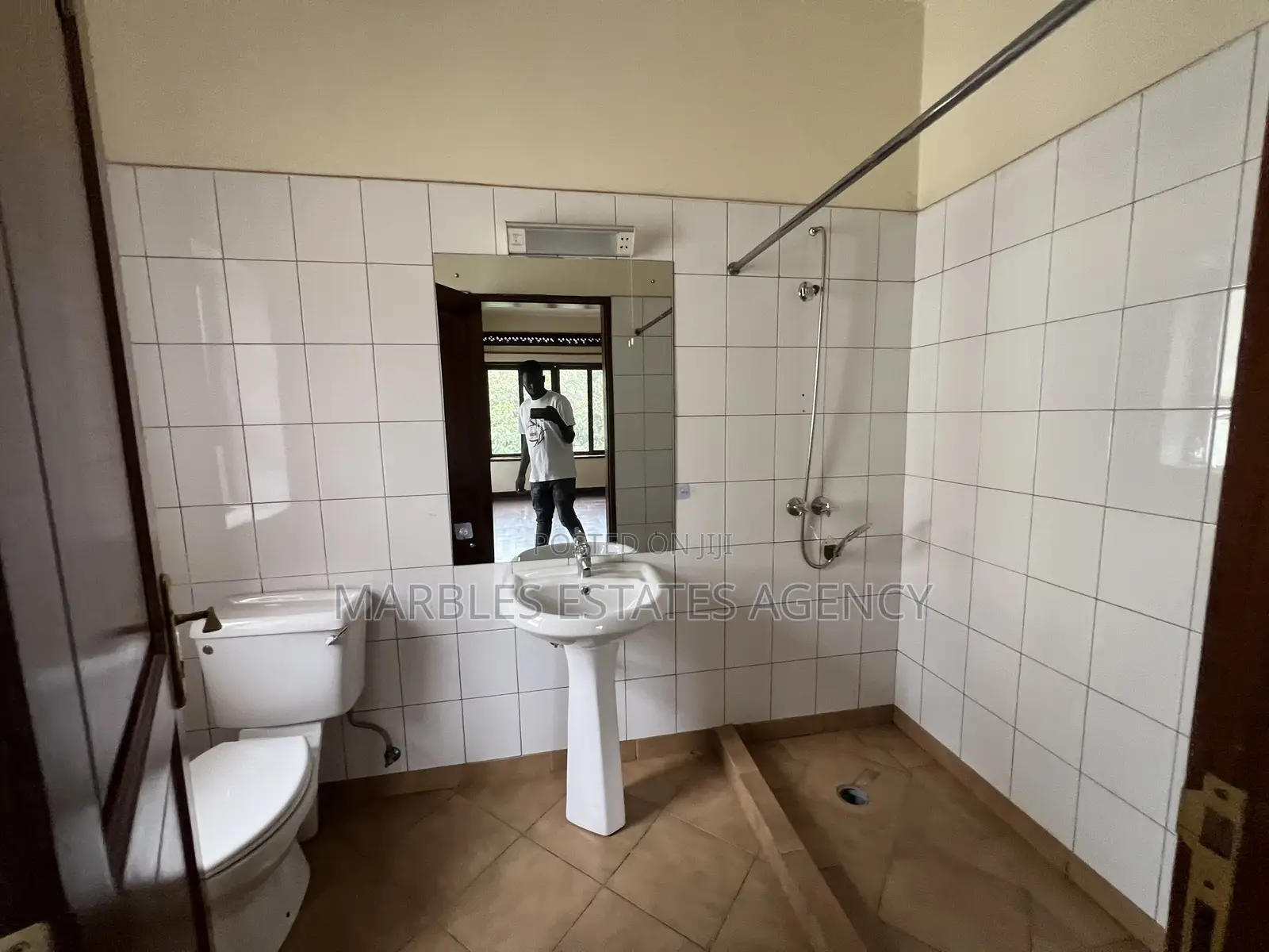 10bdrm Maisonette in Kololo, Central Division for rent