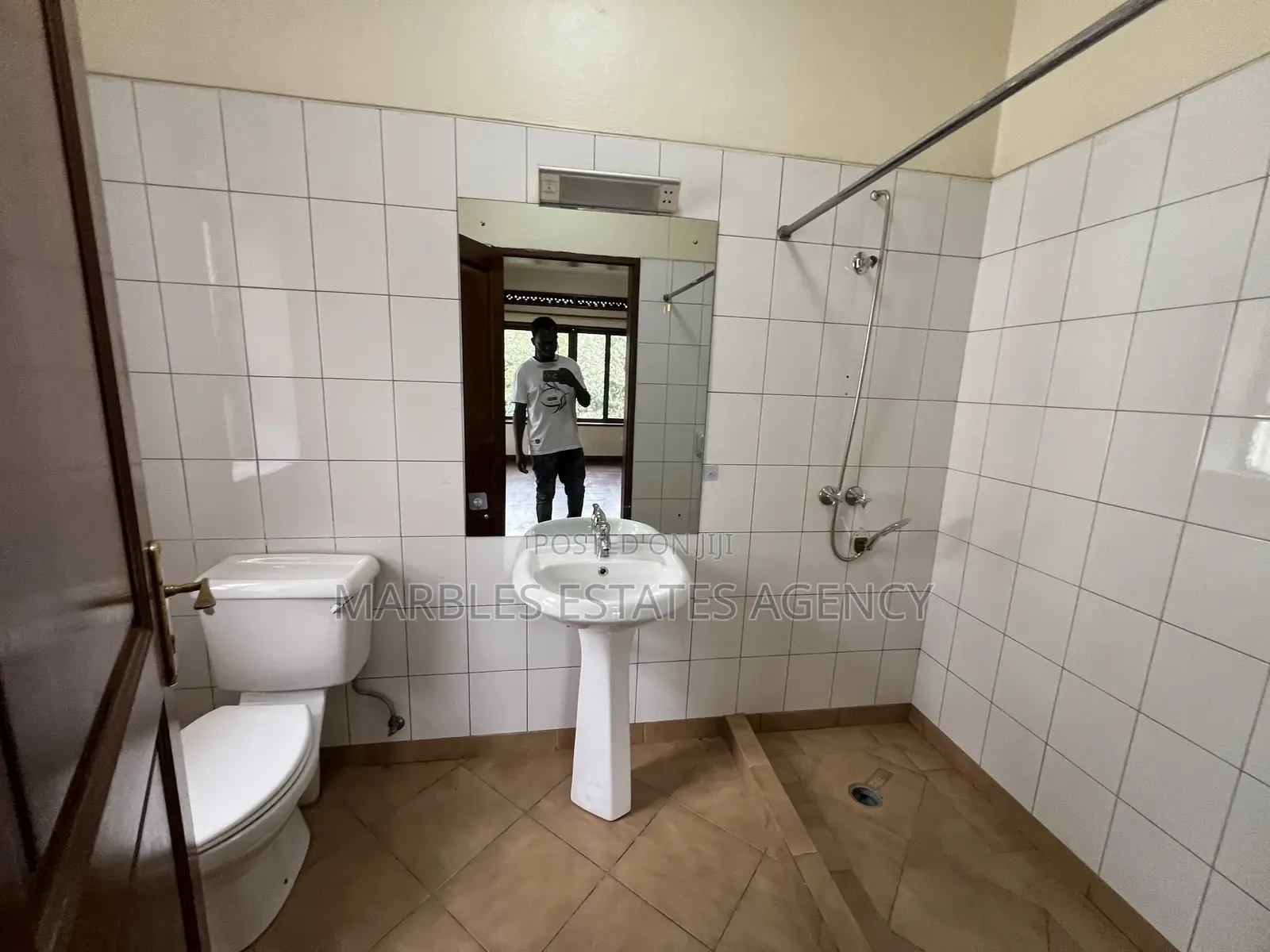 10bdrm Maisonette in Kololo, Central Division for rent