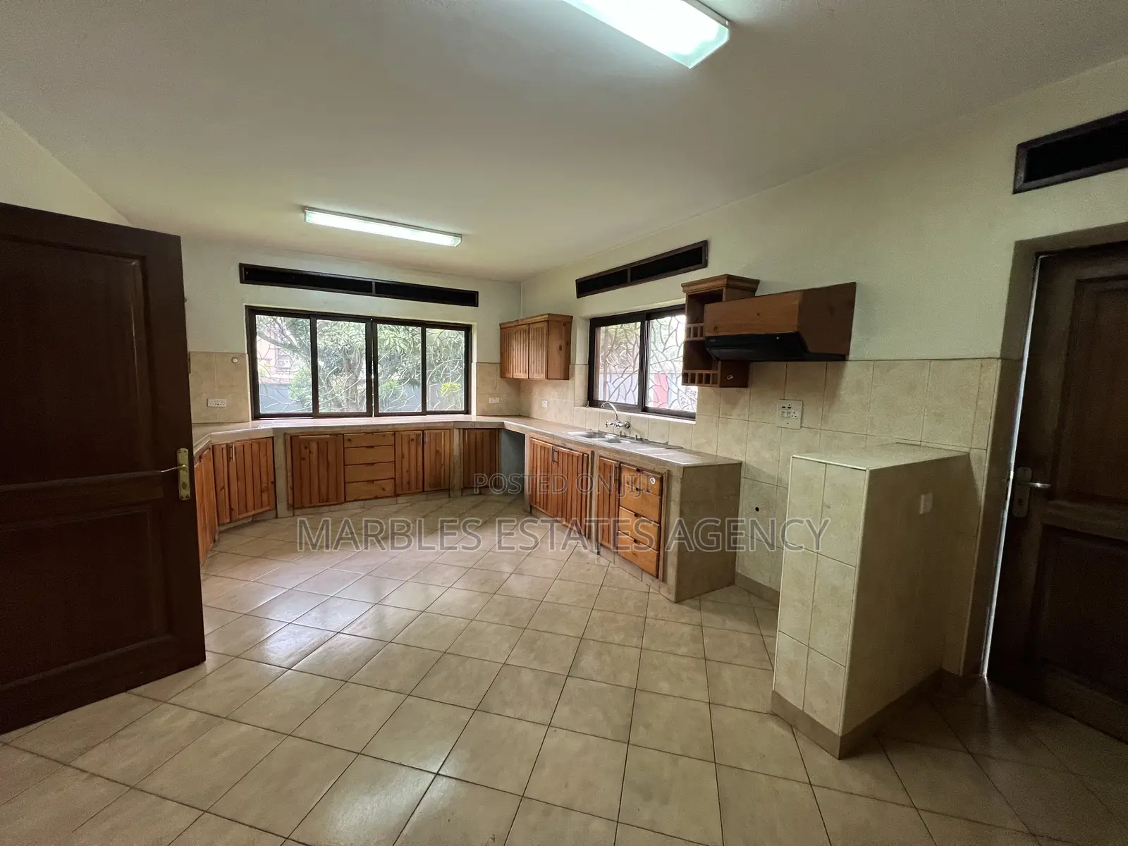 10bdrm Maisonette in Kololo, Central Division for rent