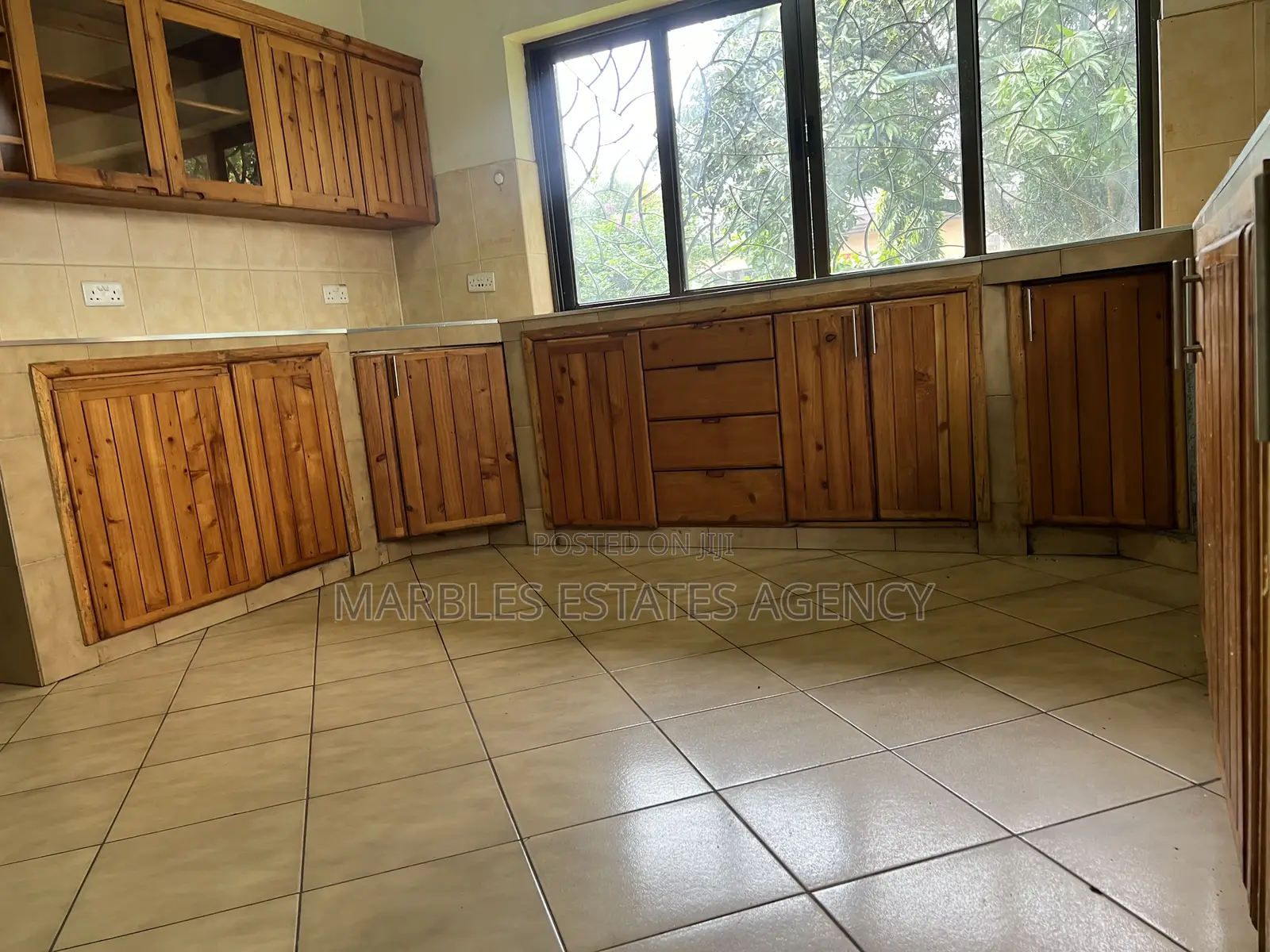 10bdrm Maisonette in Kololo, Central Division for rent
