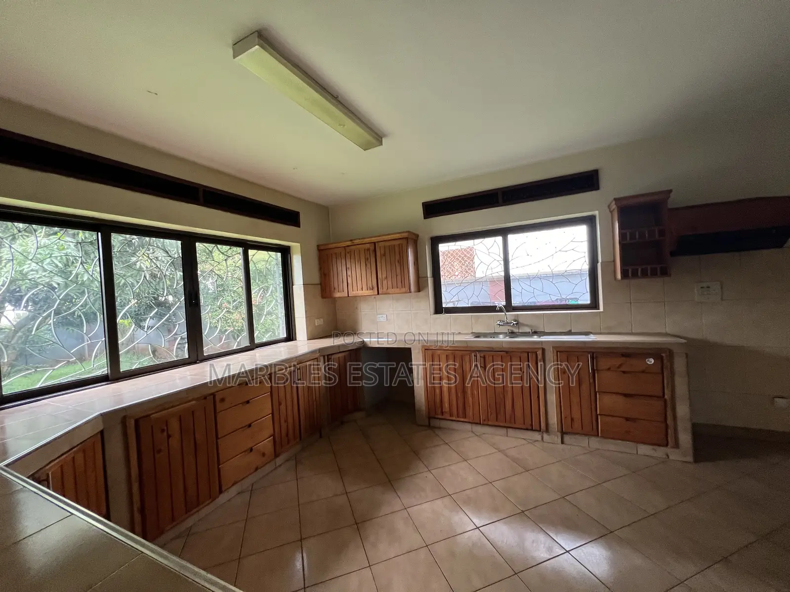 10bdrm Maisonette in Kololo, Central Division for rent