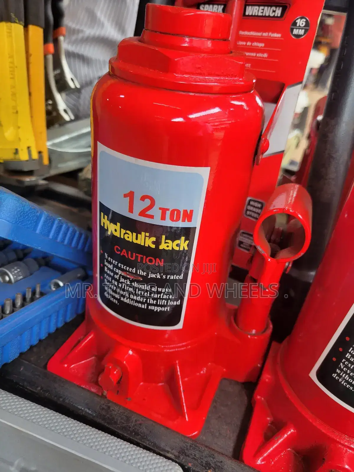 12ton Hydrolic Gk Incase of a Flat Tire Just Get Ur Gk.
