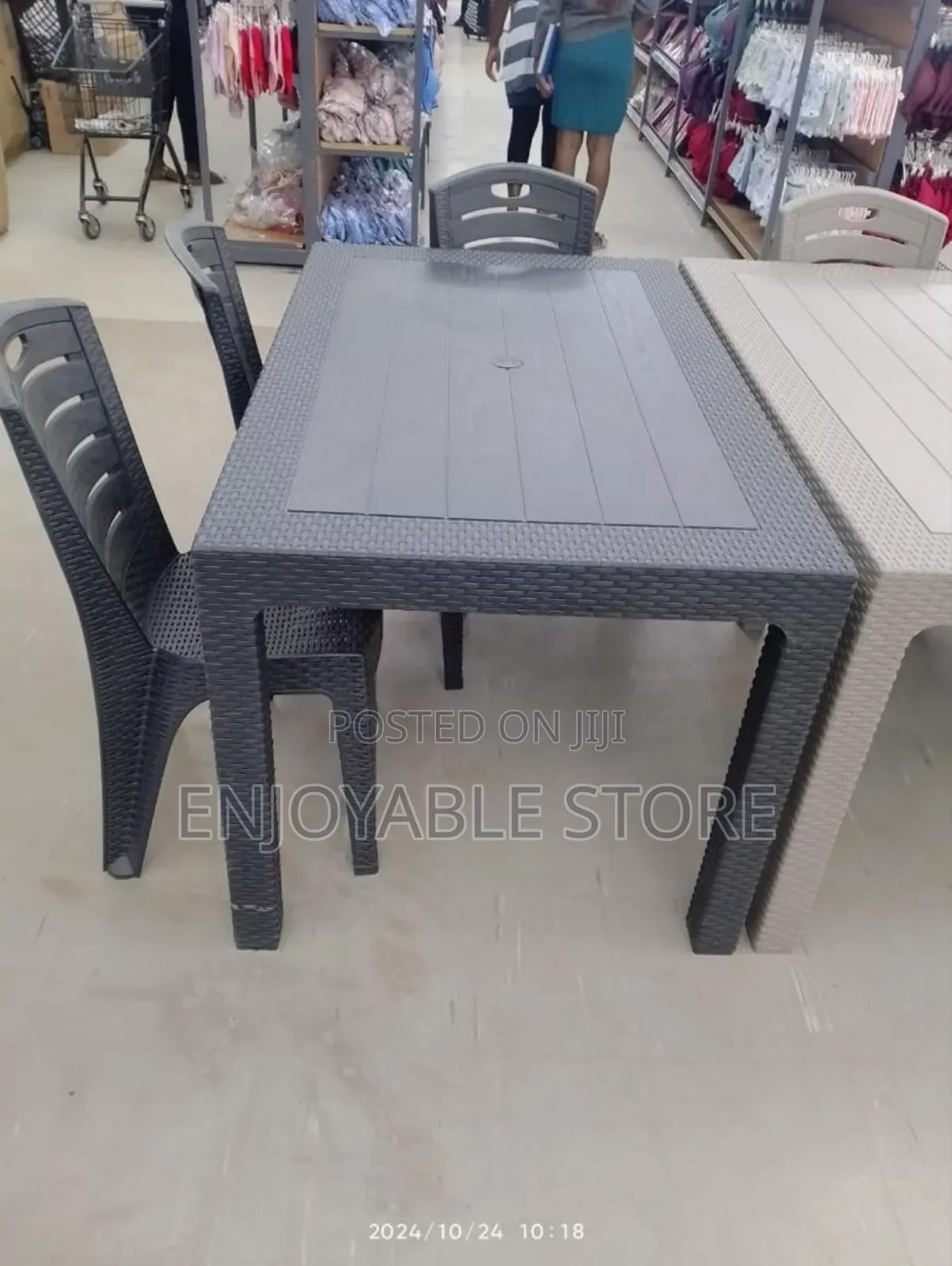 Plastic Ratten Table 6 People