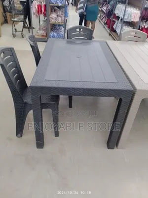 Plastic Ratten Table 6 People