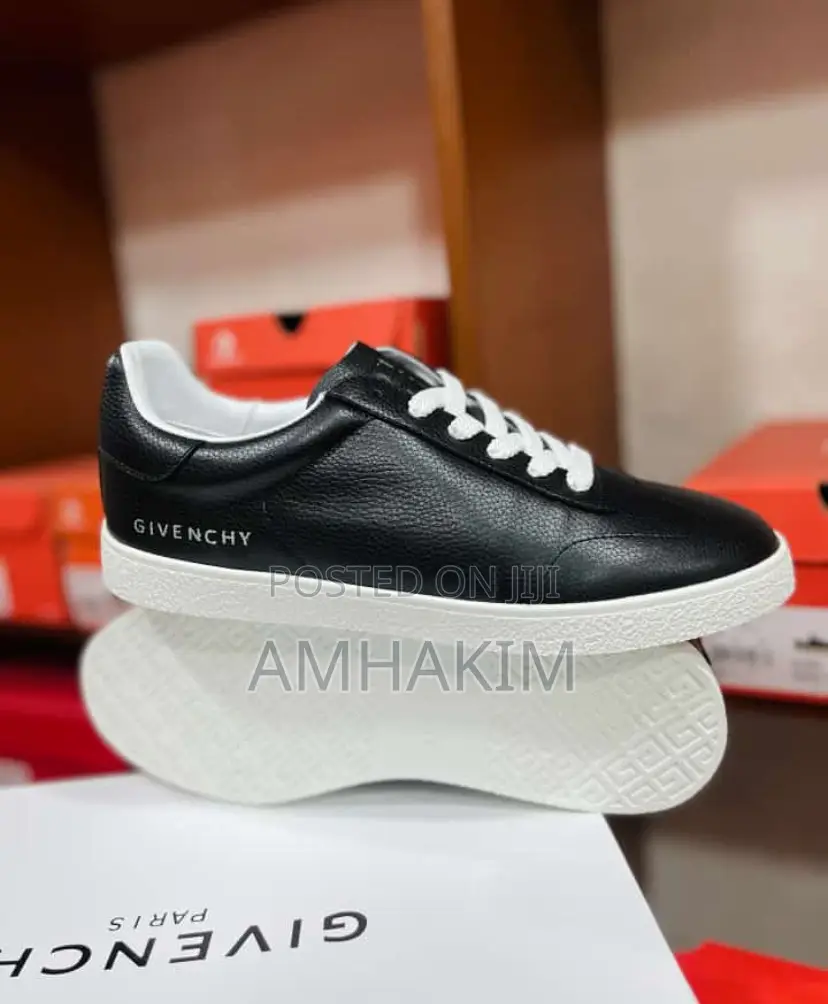 New Givenchy Leather Low Sneakers in Stock