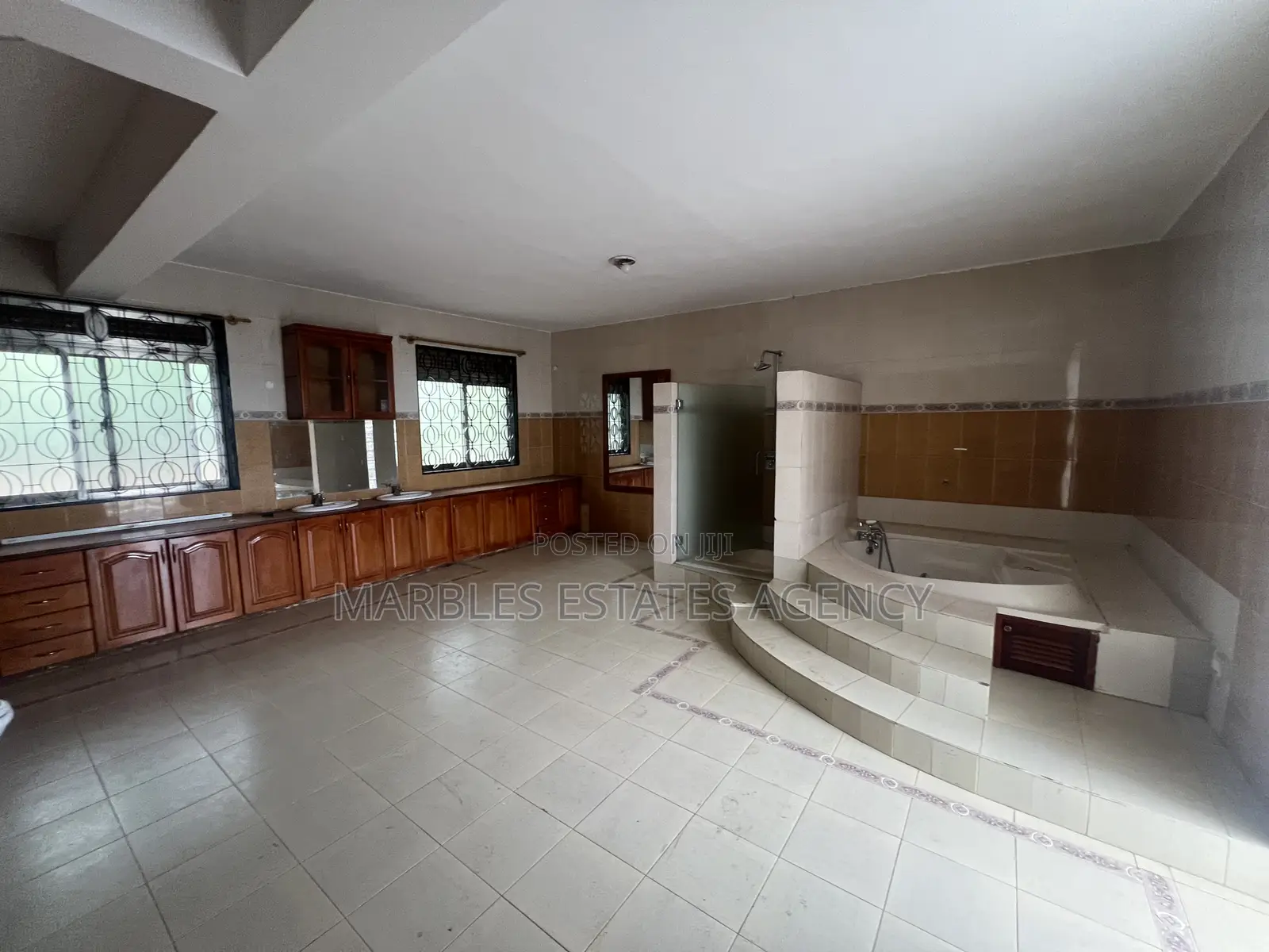Furnished 10bdrm Bungalow in Mutungo, Central Division for rent
