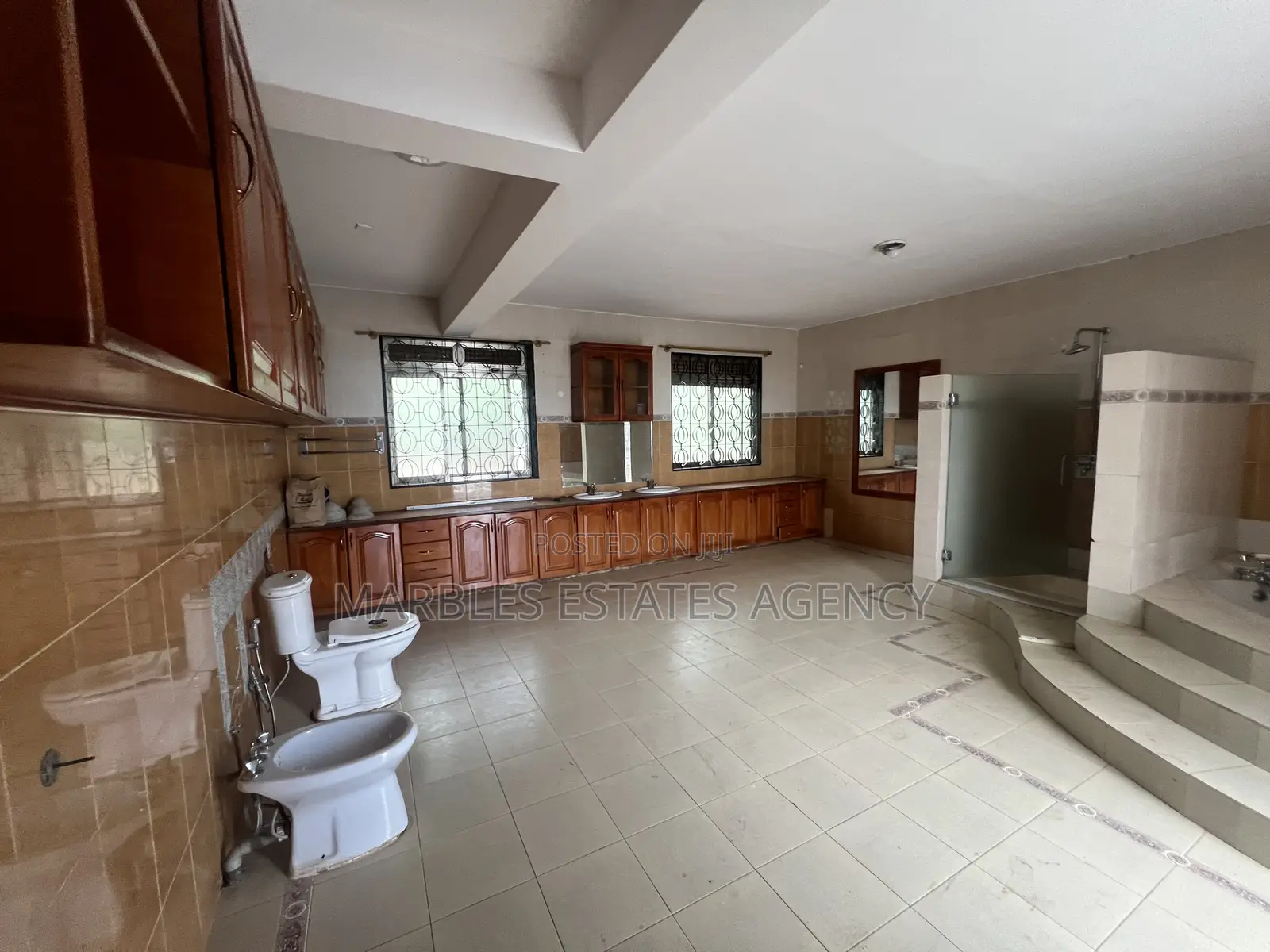 Furnished 10bdrm Bungalow in Mutungo, Central Division for rent
