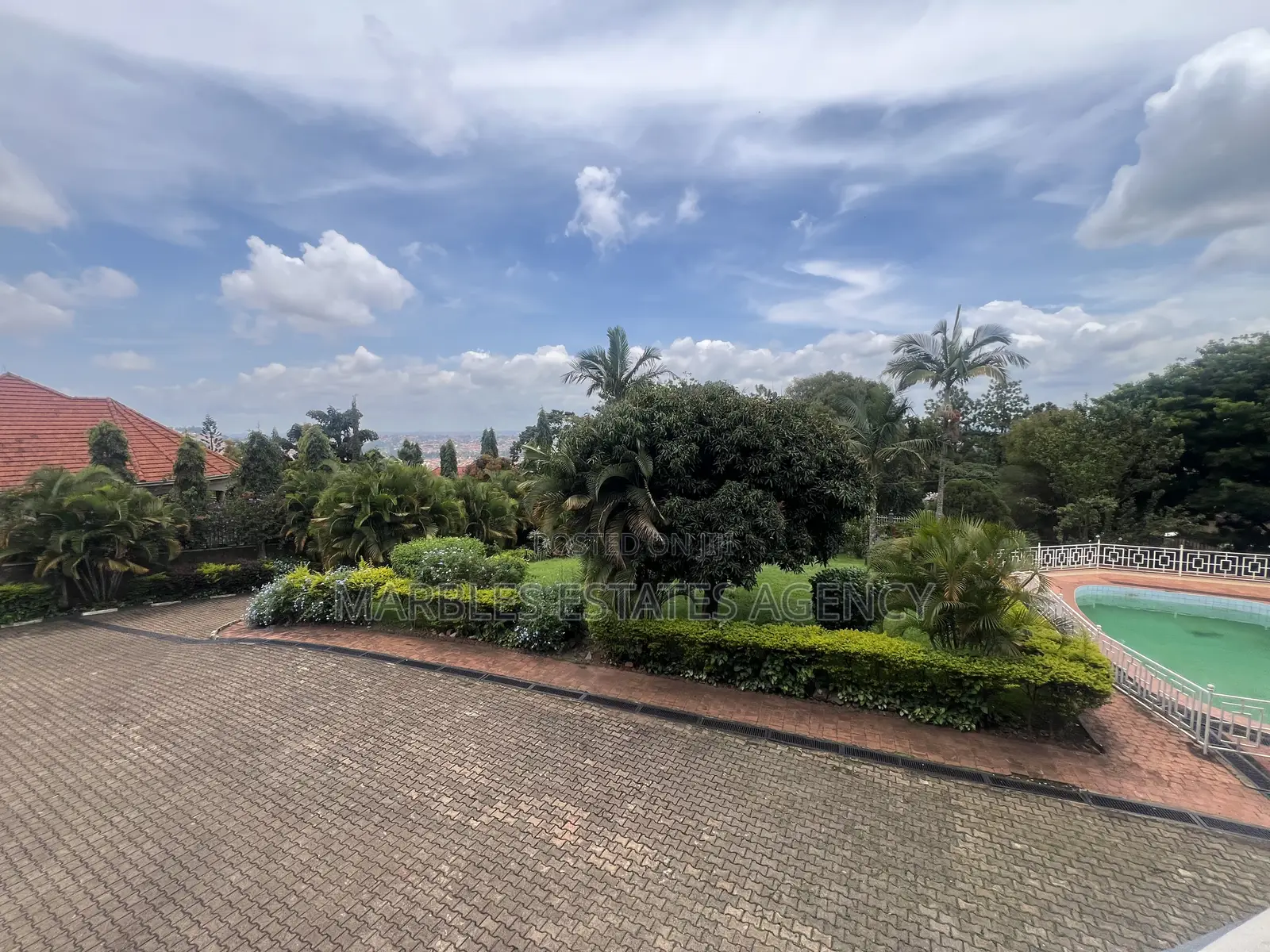 Furnished 10bdrm Bungalow in Mutungo, Central Division for rent