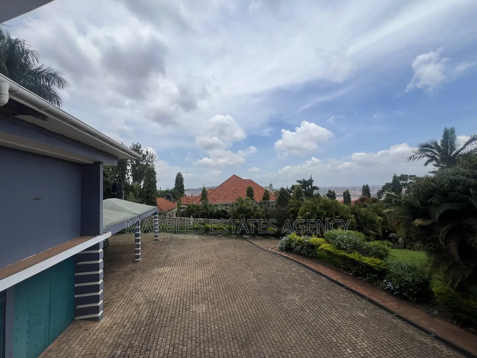Furnished 10bdrm Bungalow in Mutungo, Central Division for rent
