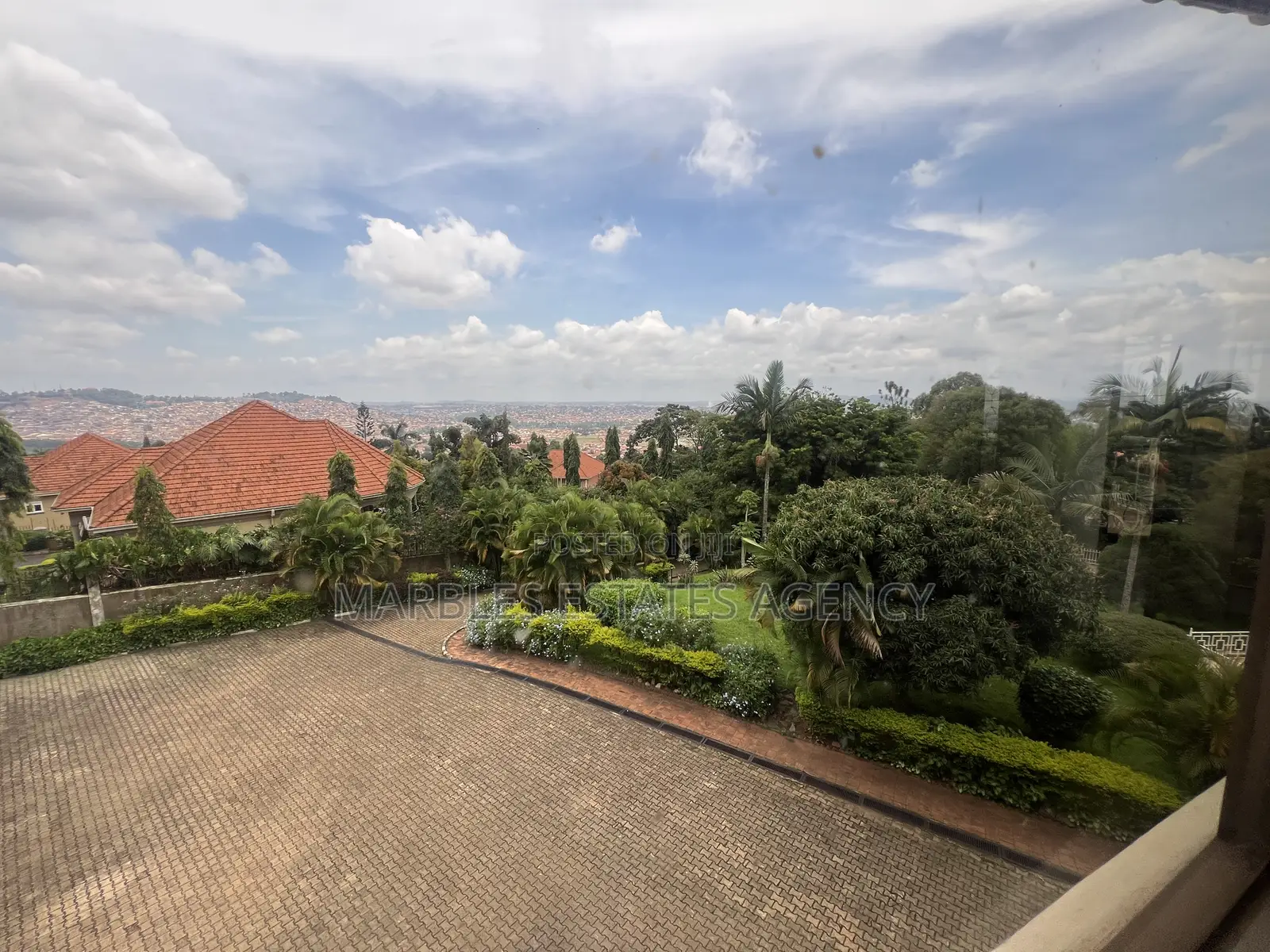 Furnished 10bdrm Bungalow in Mutungo, Central Division for rent