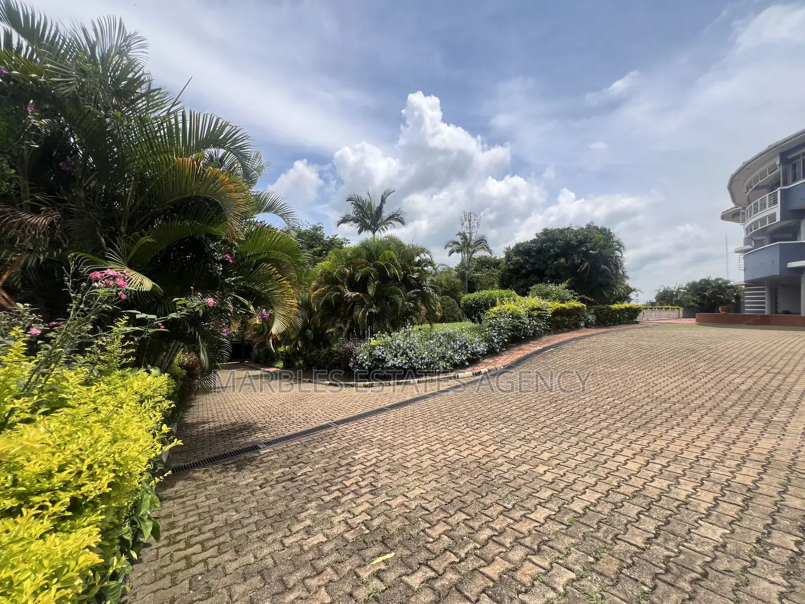 Furnished 10bdrm Bungalow in Mutungo, Central Division for rent