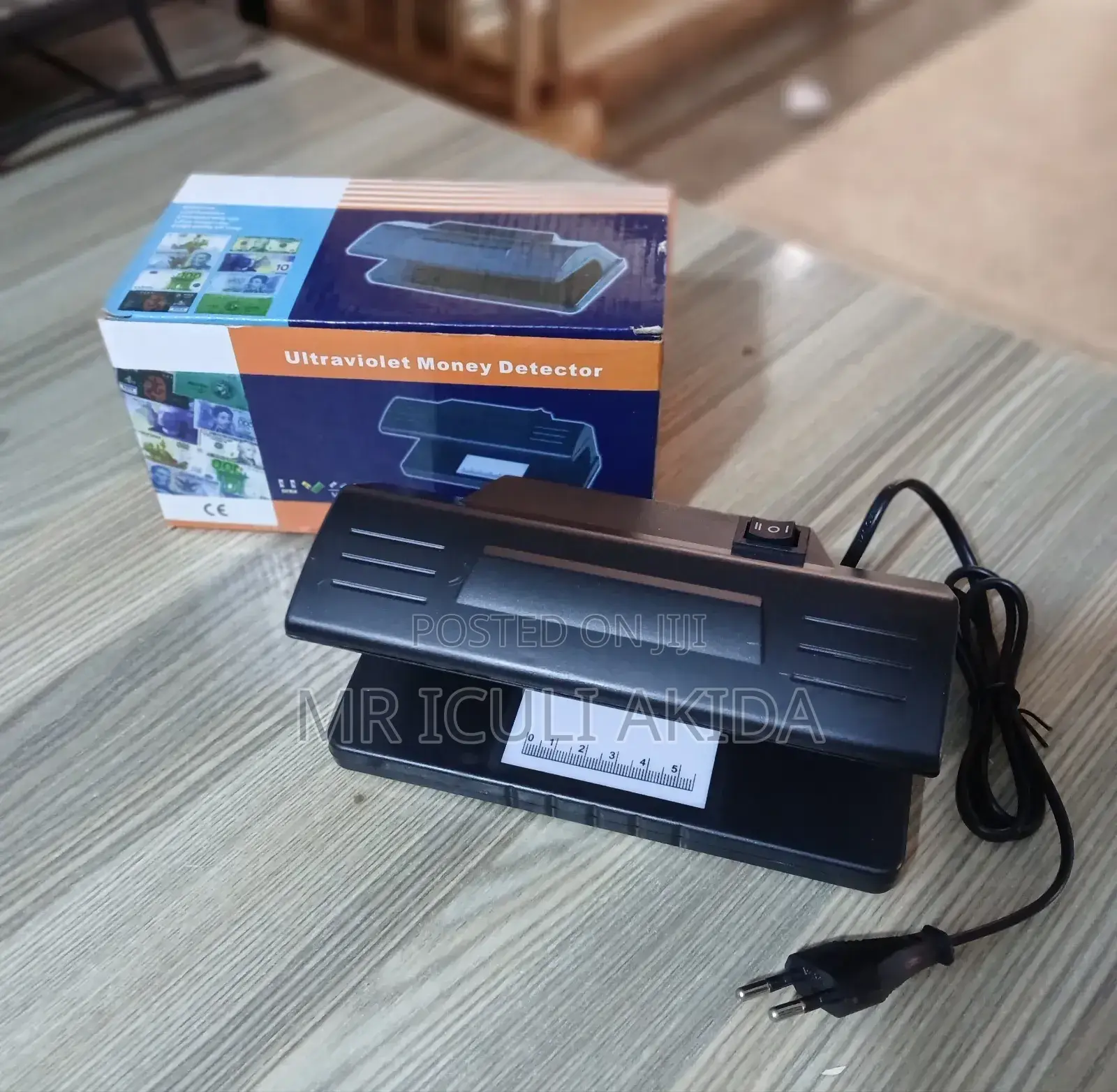 UV Light Counterfeit Portable Bank Notes Fake Money Detector